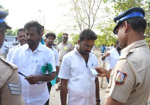 திண்டுக்கல்  அண்ணா பல்கலை., பொறியியல் கல்லூரி ஓட்டு எண்ணும் மையத்திற்குள்  அடையாள அட்டை வைத்திருக்கும் அரசியல் கட்சி முகவர்களை மட்டுமே போலீசார் அனுமதித்தனர்.