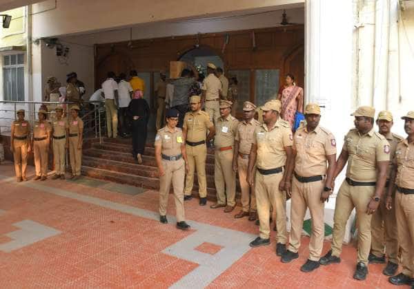 திண்டுக்கல்  அண்ணா பல்கலை., பொறியியல் கல்லூரி ஓட்டு எண்ணும் மையத்தில் பாதுகாப்பு பணியில் ஈடுபட்டுள்ள போலீசார்.