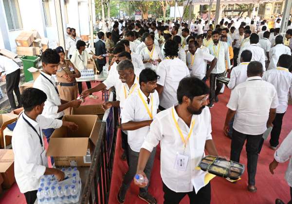 கோவை அரசு தொழில்நுட்ப கல்லூரியில் ஓட்டு எண்ணும் மையத்தில் ஏஜெண்டுகளுக்கு உணவு அளிக்கப்பட்டது.