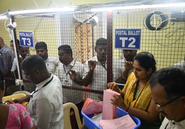  
 செந்தில் விநாயகம் 
சட்டமன்ற தேர்தலை முன்னிட்டு திருநெல்வேலி மாவட்டம் அம்பாசமுத்திரம் தொகுதியின் தபால் ஓட்டுகள் பிரிக்கப்பட்டு என்ன பட்டு வருகிறேன்.