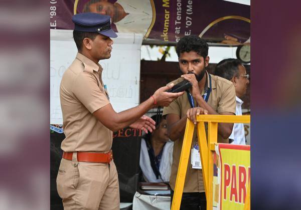 கோவை அரசு தொழில்நுட்ப கல்லூரியில் ஓட்டு எண்ணும் மையத்தில் மது அருந்தி வந்தார்கள் என்று சோதனை செய்யப்பட்டது.