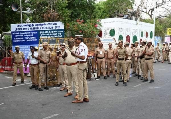   யுவராஜ் 

சென்னை ராணி மேரி கல்லூரி வாக்கு என்னும் மையத்தில் பாதுகாப்பு பணியில் ஈடுபட்டுள்ள போலீசார்.