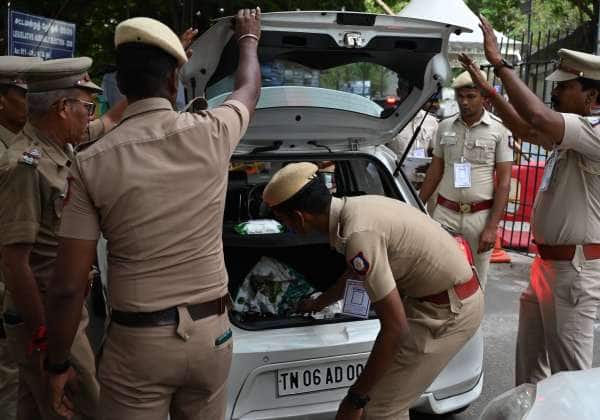   யுவராஜ் 

சென்னை ராணி மேரி கல்லூரி வாக்கு என்னும் மையத்தில் பாதுகாப்பு பணியில் ஈடுபட்டுள்ள போலீசார்.