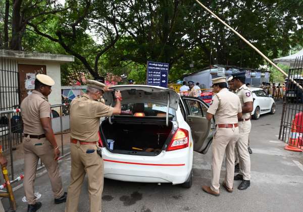   யுவராஜ் 

சென்னை ராணி மேரி கல்லூரி வாக்கு என்னும் மையத்தில் பாதுகாப்பு பணியில் ஈடுபட்டுள்ள போலீசார்.