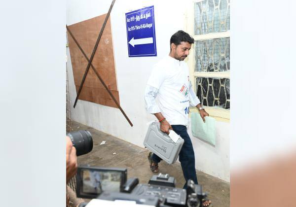   யுவராஜ் 

சென்னை ராணி மேரி கல்லூரி வாக்கு இயந்திரங்களை எண்ணுவதற்காக கொண்டு செல்லும் ஊழியர்கள்.