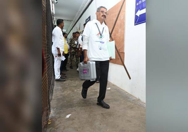   யுவராஜ் 

சென்னை ராணி மேரி கல்லூரி வாக்கு இயந்திரங்களை எண்ணுவதற்காக கொண்டு செல்லும் ஊழியர்கள்.