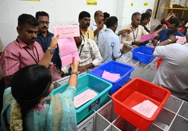 கோவை அரசு தொழில்நுட்ப கல்லூரியில் போஸ்டல் ஓட்டு எண்ணும் பணி துவங்கியது.