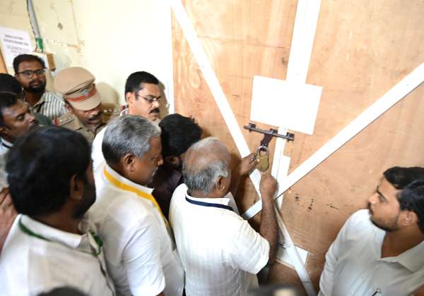 கோவை அரசு தொழில்நுட்ப கல்லூரியில் ஓட்டு பெட்டி வைக்கப்பட்ட அறை திறக்கப்பட்டது.