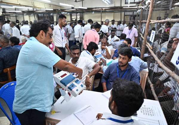  
அண்ணாநகர் தொகுதிக்கான வாக்கு எண்ணிக்கை துவங்கியது.இடம்: லயோலா கல்லூரி, நுங்கம்பாக்கம்