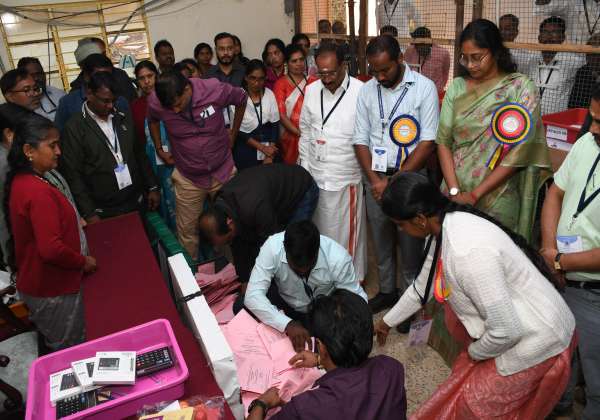 ஊட்டி அரசு பாலிடெக்னிக் வளாகத்தில் , ஊட்டி தொகுதிக்கான தபால் ஓட்டுக்கள் எடுத்து பிரிக்கும் பணி துவங்கியது.