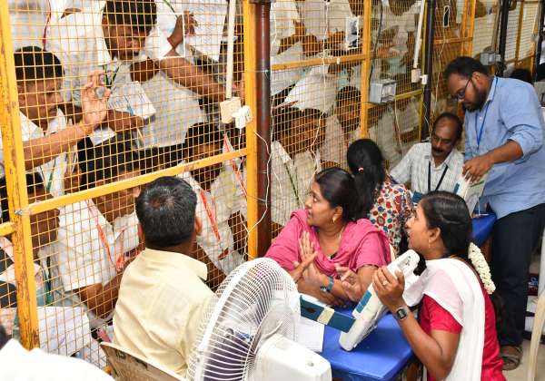 திருப்பூரில் ஓட்டு  எண்ணிக்கை துவங்கியது.