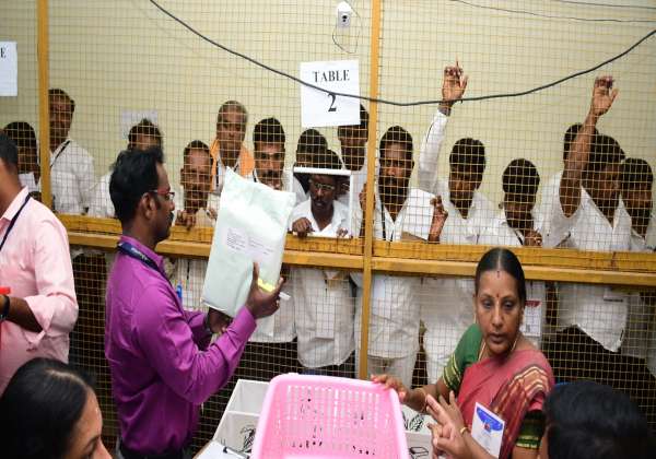  
சட்டமன்ற தேர்தல் 2026 தாம்பரம் தொகுதிக்கான வாக்கு எண்ணிக்கை குரேம்பேட்டை எம். ஐ. டி வளாகத்தில் தபால் ஓட்டு எண்ணிக்கை ஆரம்பம்