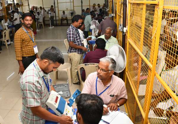 திருப்பூரில் ஓட்டு எண்ணும் பணி துவங்கியது.