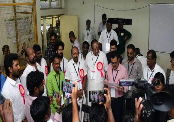   
சட்டமன்ற தேர்தல் 2026 தாம்பரம் தொகுதிக்கான வாக்கு எண்ணிக்கை குரேம்பேட்டை எம். ஐ. டி வளாகத்தில் தபால் ஓட்டு எண்ணிக்கை ஆரம்பம்
 தாம்பரம் தொகுதி வேட்பாளர்களின் முன்னிலையில் வாக்கு எண்ணிக்கை ஊழியர்கள் உறுதிமொழி எடுத்துக் கொண்டனர்