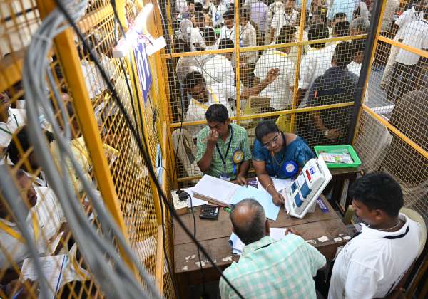 கோவை அரசு தொழில்நுட்ப கல்லூரியில் ஓட்டு எண்ணும் பணி துவங்கியது.