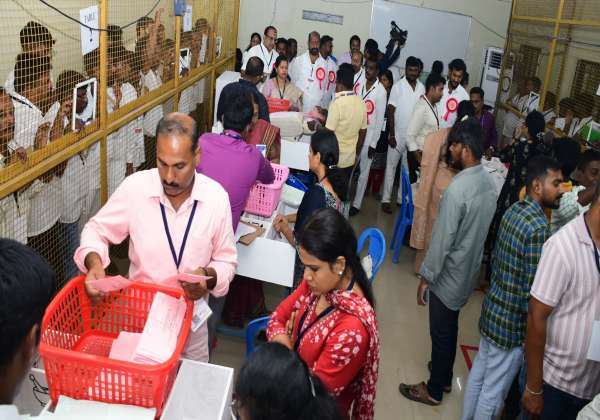  
சட்டமன்ற தேர்தல் 2026 தாம்பரம் தொகுதிக்கான வாக்கு எண்ணிக்கை குரேம்பேட்டை எம். ஐ. டி வளாகத்தில் தபால் ஓட்டு எண்ணிக்கை ஆரம்பம்