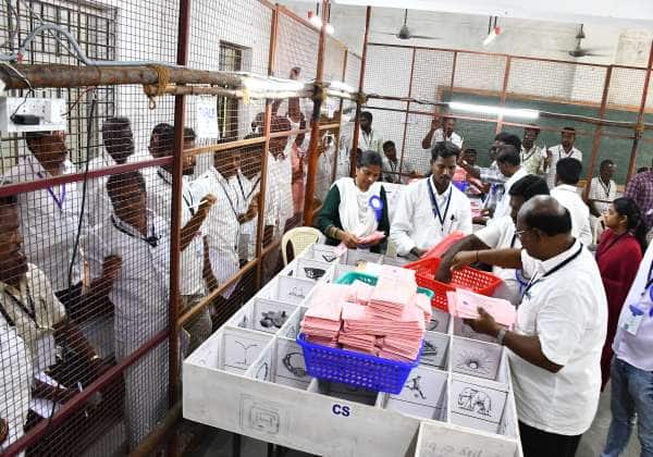விக்கிரவாண்டி சட்டமன்றத் தொகுதி தபால் வாக்கு என்னும் பணி நடைபெற்று வருகிறது.