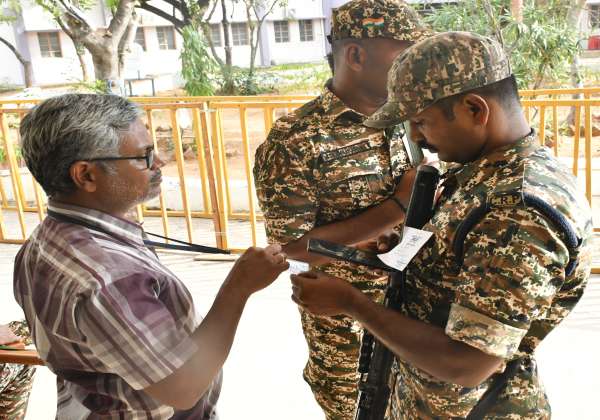  
சட்டமன்ற தேர்தலை முன்னிட்டு திருநெல்வேலி சட்டமன்றத் தொகுதிகளில் வாக்கு எண்ணும் மையத்தில் பணிபுரியும் ஊழியர் அடையாள அட்டை ஸ்கேன் செய்தபின்னர் உள்ளே அனுமதிக்கப்பட்டனர்.