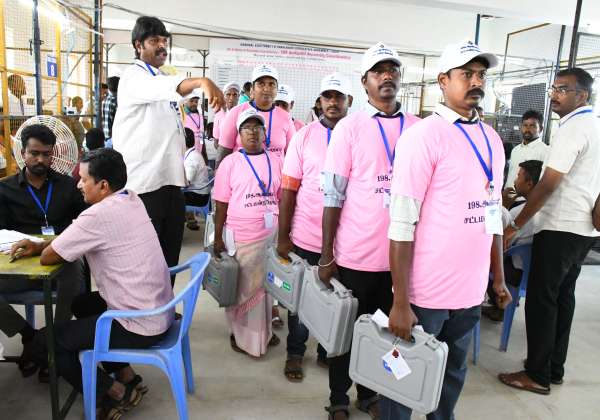தேனி கம்மவார் சங்கம் பொறியியல் கல்லூரி  மையத்தில் ஓட்டு எண்ணுவதற்காக ஓட்டு பெட்டிகளை எடுத்துச் சென்றனர்.