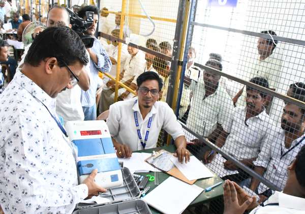 தேனி கம்மவார் சங்கம் பொறியியல் கல்லூரி  மையத்தில் முகவர் முன்னிலையில் ஓட்டு எண்ணும் பணி நடந்தது.