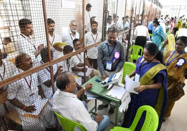 பண்ருட்டி அரசு அண்ணா பொரியல் கல்லூரியில் சட்டமன்ற தொகுதிக்கான ஓட்டு என்னும் பணி நடந்தது.