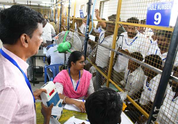 தேனி கம்மவார் சங்கம் பொறியியல் கல்லூரி  மையத்தில் முகவர் முன்னிலையில் ஓட்டு எண்ணும் பணி நடந்தது.