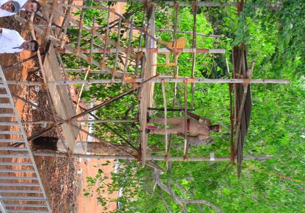 தேனி கம்மவார் சங்கம் பொறியியல் கல்லூரி ஓட்டு எண்ணும் மையத்தில் உயர் கோபுரத்தில் துப்பாக்கி ஏந்திய போலீசார் கண்காணிப்பில் இருந்தார்.