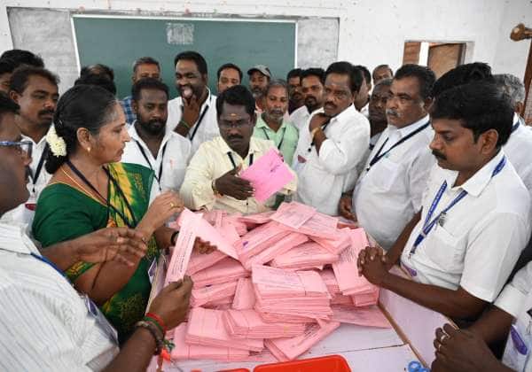 விழுப்புரம் மாவட்டம் வானூர் தொகுதி வாக்கு என்னும் மையத்தில் தபால் ஓட்டு எண்ணும் பணி. நடந்தது