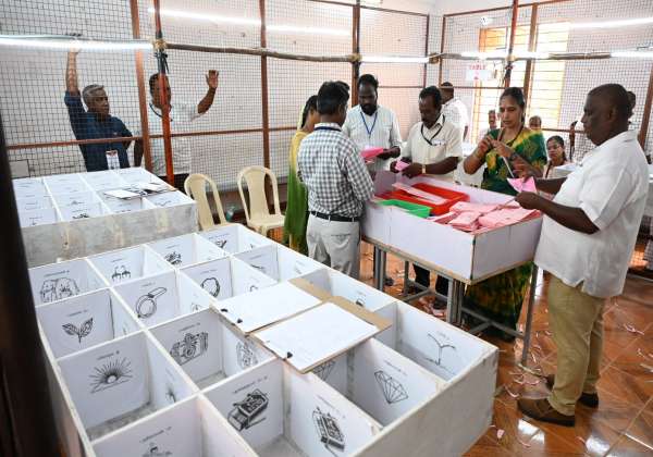 விழுப்புரம் மாவட்டம் வானூர் தொகுதி வாக்கு என்னும் மையத்தில் தபால் ஓட்டு எண்ணும் பணி. நடந்தது