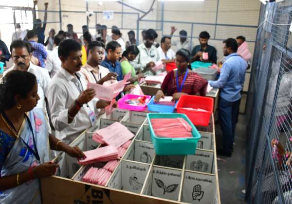 ராமநாதபுரம் தொகுதியில் தபால் ஓட்டு எண்ணிக்கை நடந்தது.