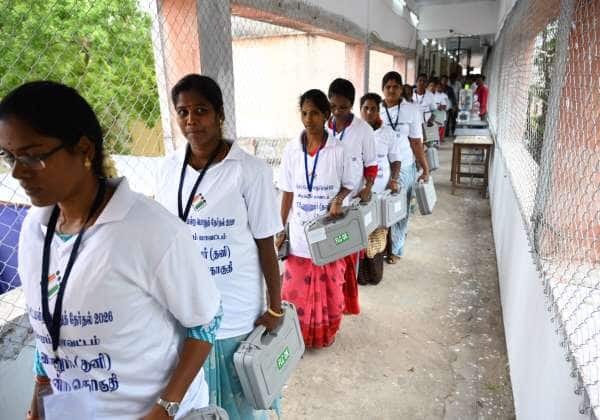 விழுப்புரம் அரசு கலைக் கல்லூரியில் வானூர் தொகுதி வாக்கு என்னும் மையத்திற்கு வாக்குப் போட்டியை நீண்ட வரிசையில் எடுத்துச் சென்றனர்