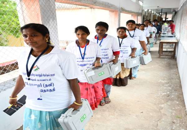 விழுப்புரம் அரசு கலைக் கல்லூரியில் வானூர் தொகுதி வாக்கு என்னும் மையத்திற்கு வாக்குப் போட்டியை நீண்ட வரிசையில் எடுத்துச் சென்றனர்