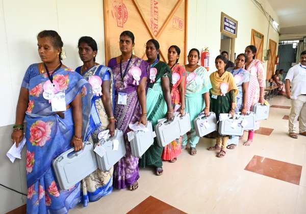 பண்ருட்டி அரசு அண்ணா பொரியல் கல்லூரியில் சட்டமன்ற தொகுதிக்கான ஓட்டு என்னும் மின்னணு வாக்குப்பதிவு இயந்திரத்தை கிராம நிர்வாக உதவியாளர்கள் எடுத்து சென்றனர்.