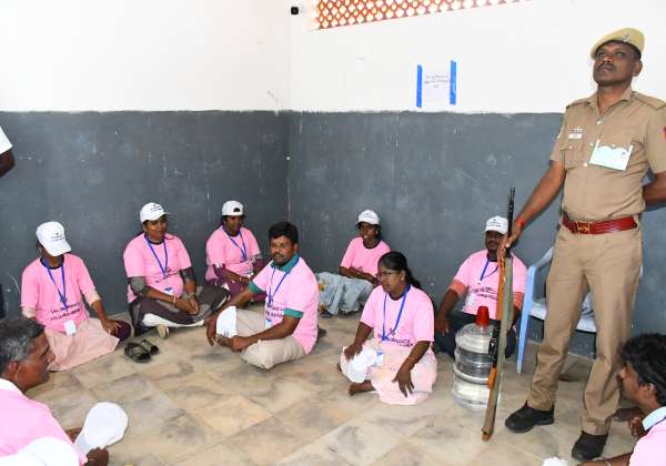 தேனி கம்மவார் சங்கம் பொறியியல் கல்லூரி ஓட்டு எண்ணும் மையத்தில் ஓட்டு பெட்டிகளை கொண்டு செல்லும் பணியாளர்களுக்கு இருக்கை இல்லாததால் தரையில் அமர்ந்திருந்தனர்.