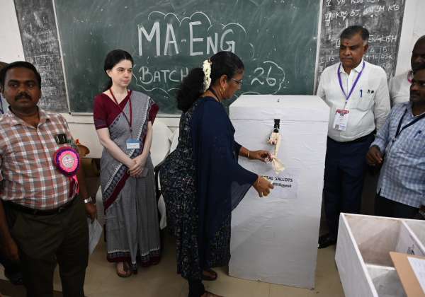 விழுப்புரம் அரசு கலைக் கல்லூரியில் வானூர் தொகுதி வாக்கு என்னும் மையத்தில் தபால் ஓட்டு எண்ணும் பெட்டியை சீல் பிரித்தனர்