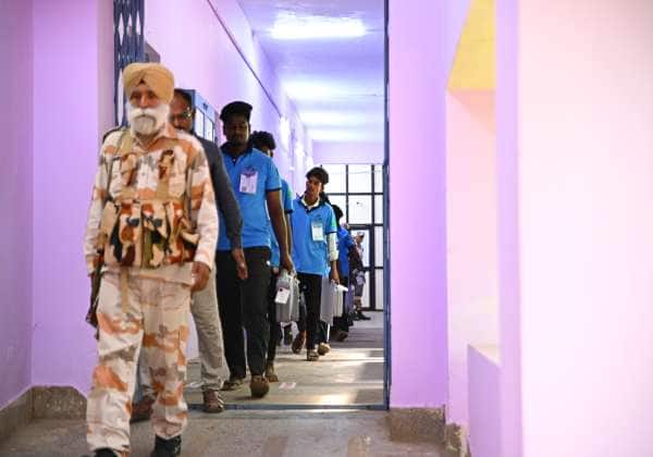 புதுச்சேரியில் சட்டசபை தேர்தல் வாக்கு எண்ணிக்கை பணிக்காக பாதுகாப்பாக எடுத்து செல்லப்படும் ஒட்டு இயந்திரங்கள்.  இடம்: மோதிலால் நேரு பாலிடெக்னிக் கல்லூரி.
