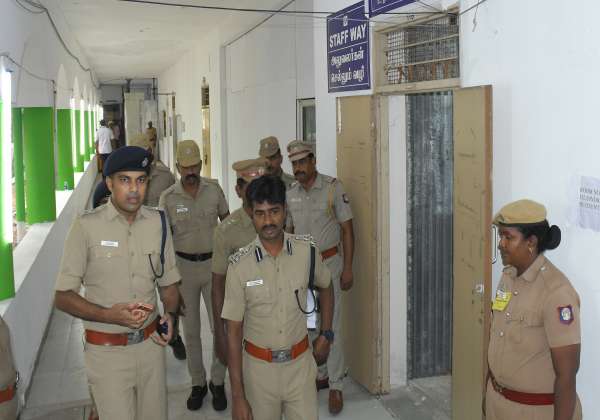 திண்டுக்கல்  அண்ணா பல்கலை., பொறியியல் கல்லூரி ஓட்டு எண்ணும் மையத்தில் டி.ஐ.ஜி., சசி மோகன், எஸ்.பி., பிரதீப் ஆய்வு செய்தனர்.