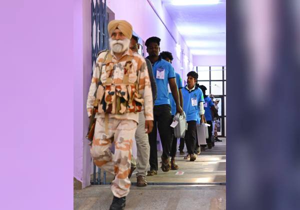 புதுச்சேரியில் சட்டசபை தேர்தல் வாக்கு எண்ணிக்கை பணிக்காக பாதுகாப்பாக எடுத்து செல்லப்படும் ஒட்டு இயந்திரங்கள்.  இடம்: மோதிலால் நேரு பாலிடெக்னிக் கல்லூரி.