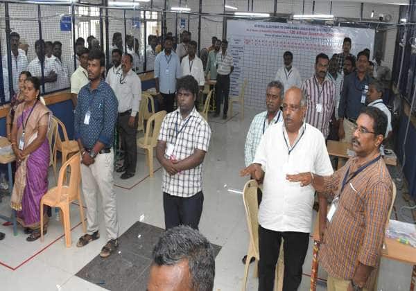 திண்டுக்கல்  அண்ணா பல்கலை., பொறியியல் கல்லூரி ஓட்டு எண்ணும் மையத்தில் ஓட்டு எண்ணும் ஊழியர்கள் உறுதிமொழி எடுத்துக்கொண்டனர்.