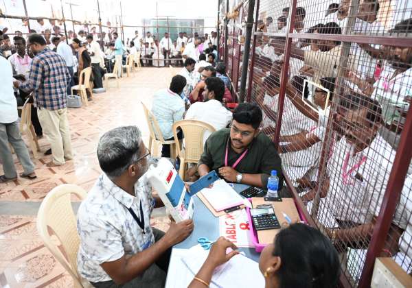 விழுப்புரம் அரசு கலைக் கல்லூரியில் வானூர் தொகுதி வாக்கு என்னும் மையத்தில் ஒட்டு  என்னும் பணி நடந்து வருகிறது