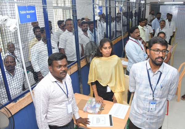 திண்டுக்கல்  அண்ணா பல்கலை., பொறியியல் கல்லூரி ஓட்டு எண்ணும் மையத்தில் ஓட்டு எண்ணும் ஊழியர்கள் உறுதிமொழி எடுத்துக்கொண்டனர்.