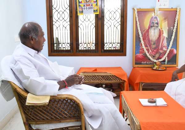 புதுச்சேரி சட்டசபை தேர்தல் ஓட்டு எண்ணும் போது நேரத்தில் முதல்வர் ரங்கசாமி அவரது வீட்டில் அவரது குரு அப்பா பைத்தியசாமி திருவுருவப்படத்தை பார்த்து அமர்ந்திருந்தார்.