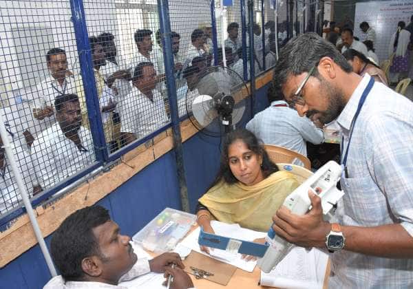 திண்டுக்கல்  அண்ணா பல்கலை., பொறியியல் கல்லூரி ஓட்டு எண்ணும் மையத்தில்  ஓட்டுப்பதிவு இயந்திரத்தில் பதிவான  ஓட்டுக்களை அரசியல் கட்சி முகவர்களிடம்   காட்டிய  ஊழியர்கள்.