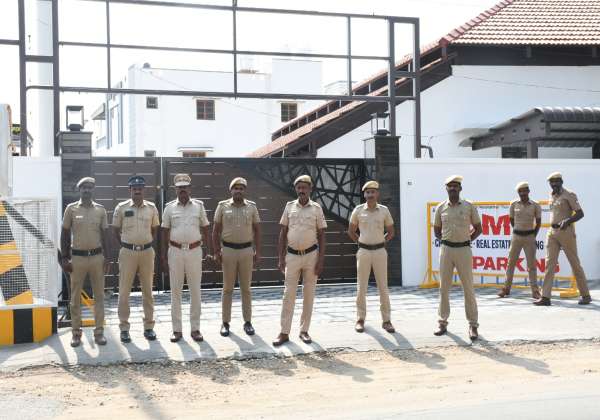 மேட்டுப்பாளையம் சட்டமன்ற தொகுதி திமுக வேட்பாளர் கவிதா கல்யாண சுந்தரம் வீடு மற்றும் அலுவலகம் முன்பு போலீஸ் குவிப்பு.