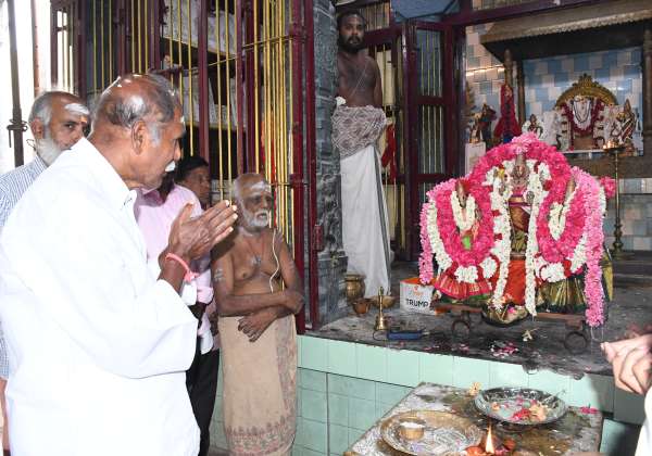 புதுச்சேரி சட்டசபை தேர்தல் ஓட்டு எண்ணும் போது நேரத்தில் முதல்வர் ரங்கசாமி கதிர்காமம் முருகன் கோவிலில் சுவாமி தரிசனம் செய்தார்.