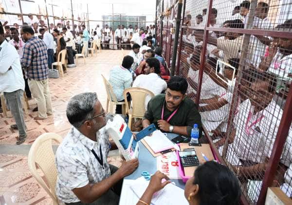 விழுப்புரம் அரசு கலைக் கல்லூரியில் வானூர் தொகுதி வாக்கு என்னும் மையத்தில் ஒட்டு  என்னும் பணி நடந்து.
