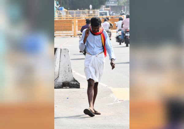 மாப்பள எவ்வள லீடிங் போகுது!

இடம்:- திருப்பூர், பல்லடம் ரோடு, ஓட்டு எண்ணிக்கை மையம்.