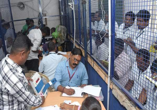 திண்டுக்கல்  அண்ணா பல்கலை., பொறியியல் கல்லூரி ஓட்டு எண்ணும் மையத்தில்  ஓட்டுப்பதிவு இயந்திரத்தில் பதிவான  ஓட்டுக்களை அரசியல் கட்சி முகவர்களிடம்   காட்டிய  ஊழியர்கள்.