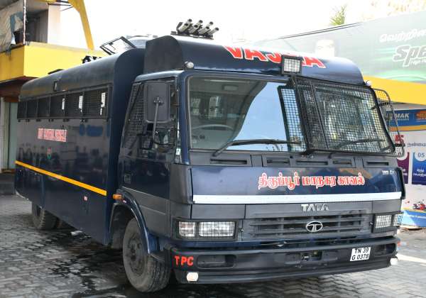 தயார் நிலையில் வஜரா வாகனம்


இடம்:- திருப்பூர், பல்லடம் ரோடு, ஓட்டு எண்ணிக்கை மையம்.