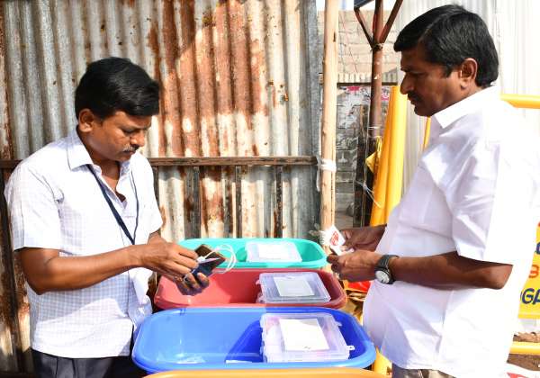 மொபைல் போன் கொடுத்துட்டு போங்க...

இடம்:- திருப்பூர், பல்லடம் ரோடு, ஓட்டு எண்ணிக்கை மையம்.